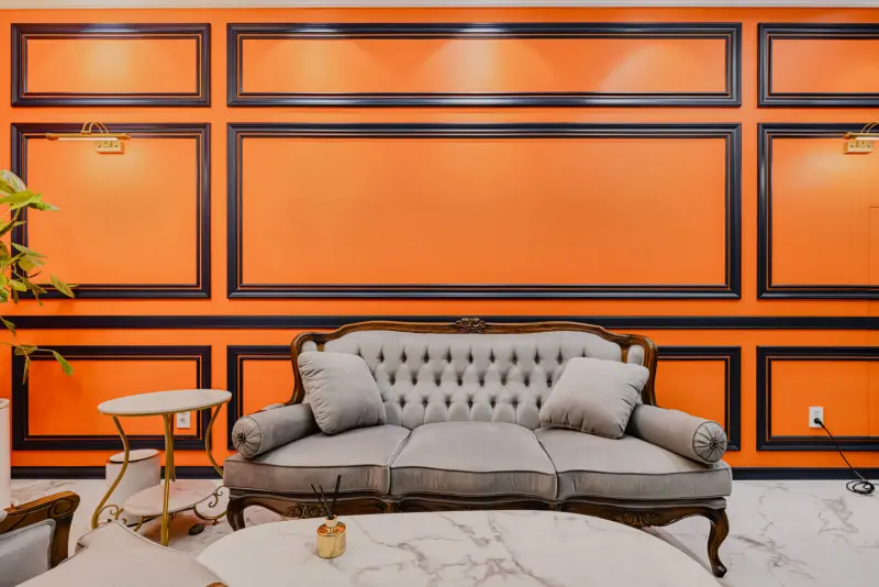 오렌지 몰딩 벽면과 앤틱 소파 라운지